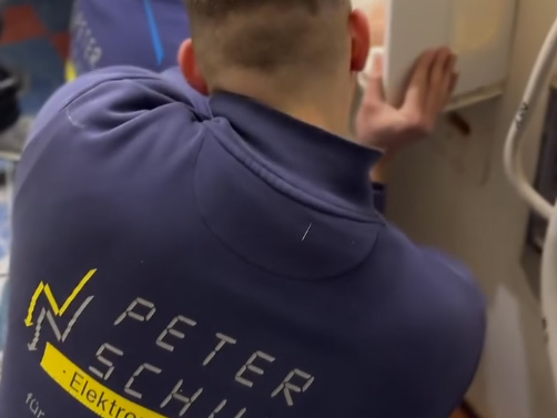 Peter Schuler Mitarbeiter bei der Arbeit an einem Sicherungskasten